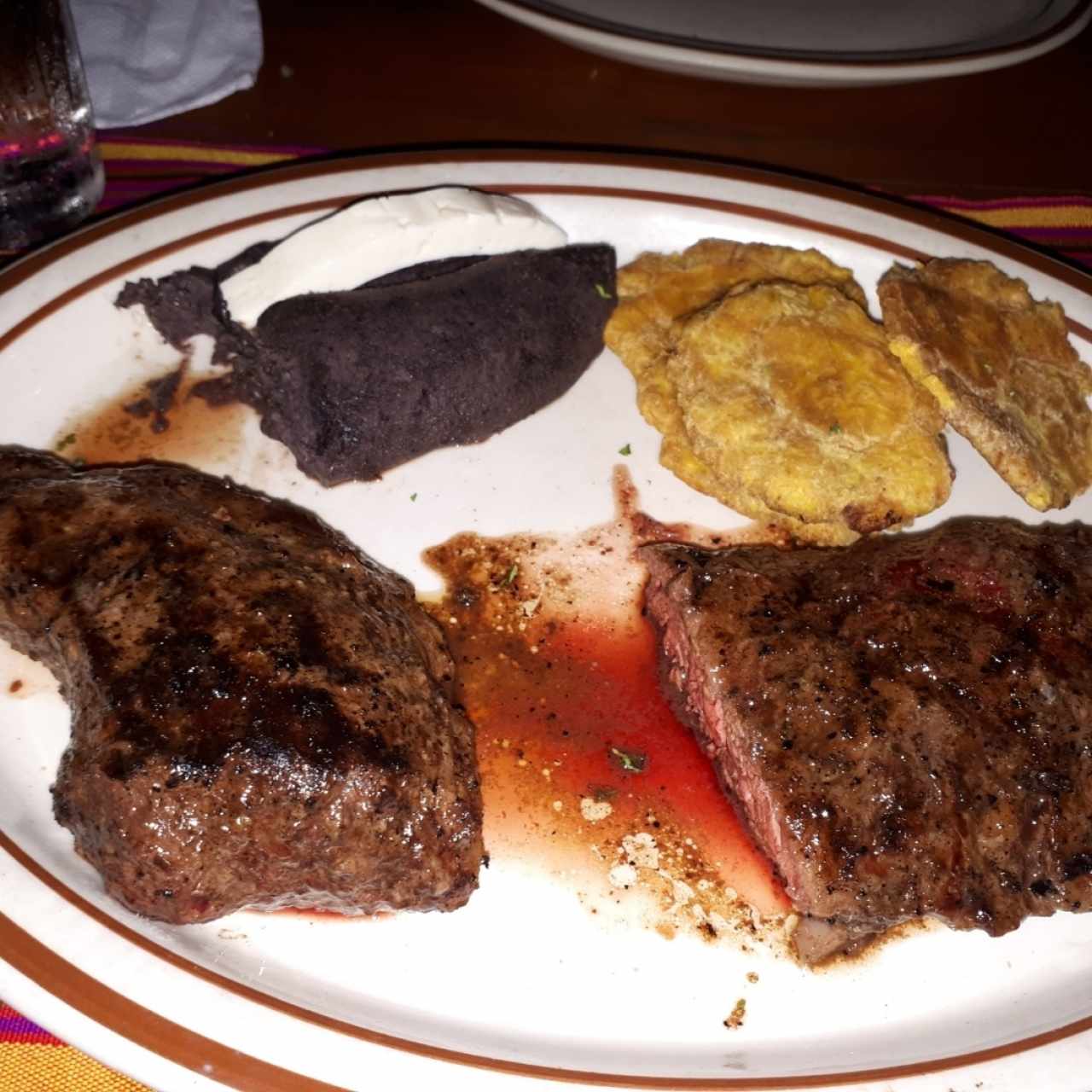 Entraña y Puyazo (picaña) con patacones y frijoles