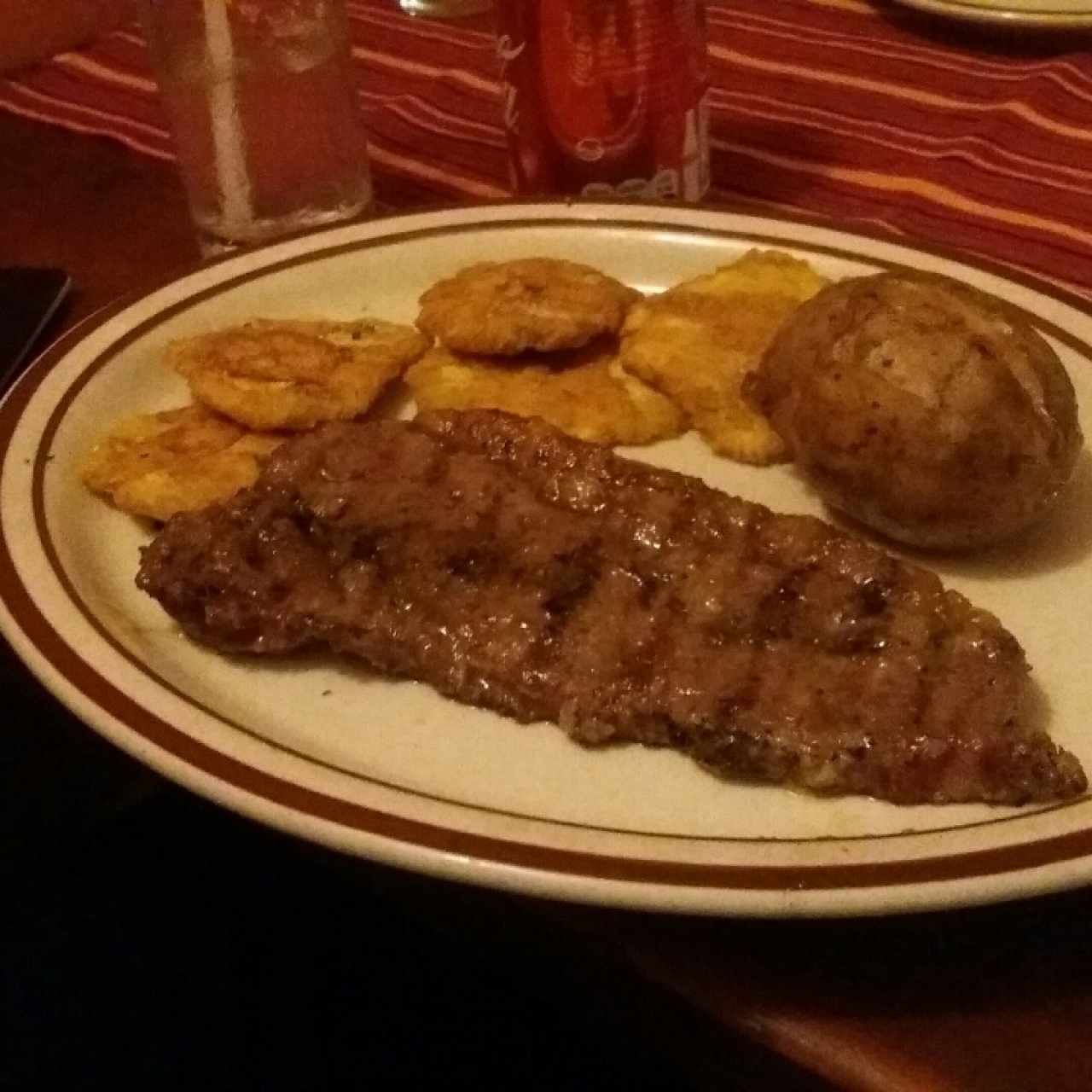 Steak new york con patacones y papa asada