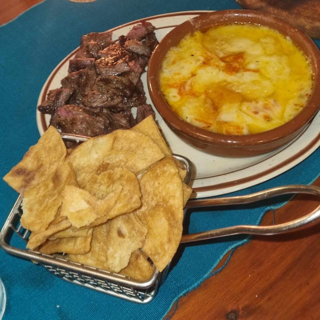 queso fundido con entraña