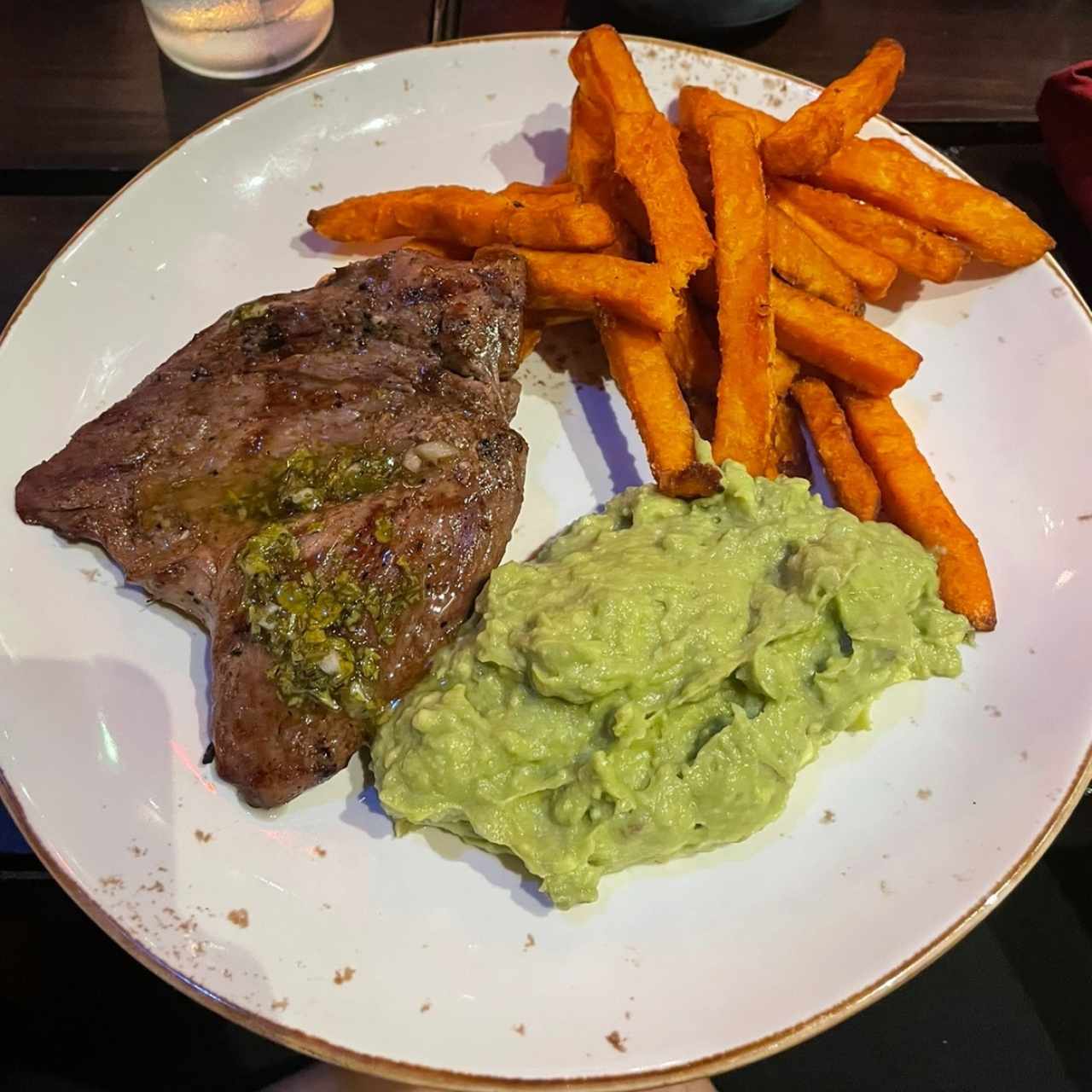 Filete de res 8oz con camote y guacamole