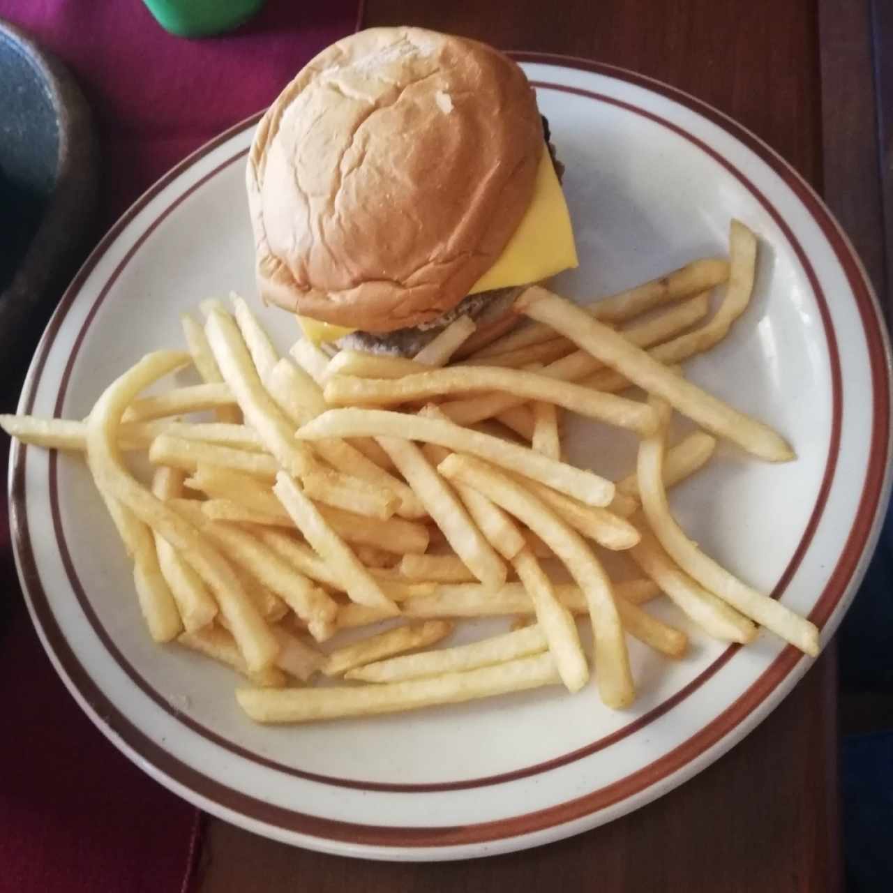 Menú Infantil - Hamburguesa con queso