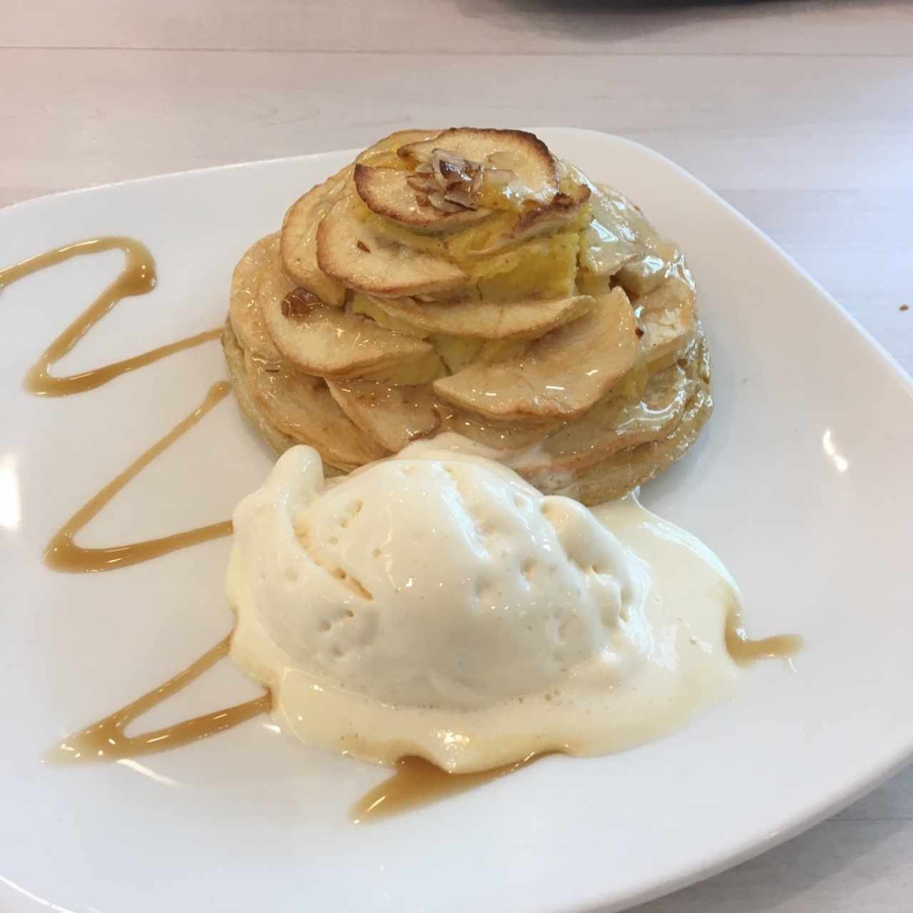 tartaleta de manzana con helado