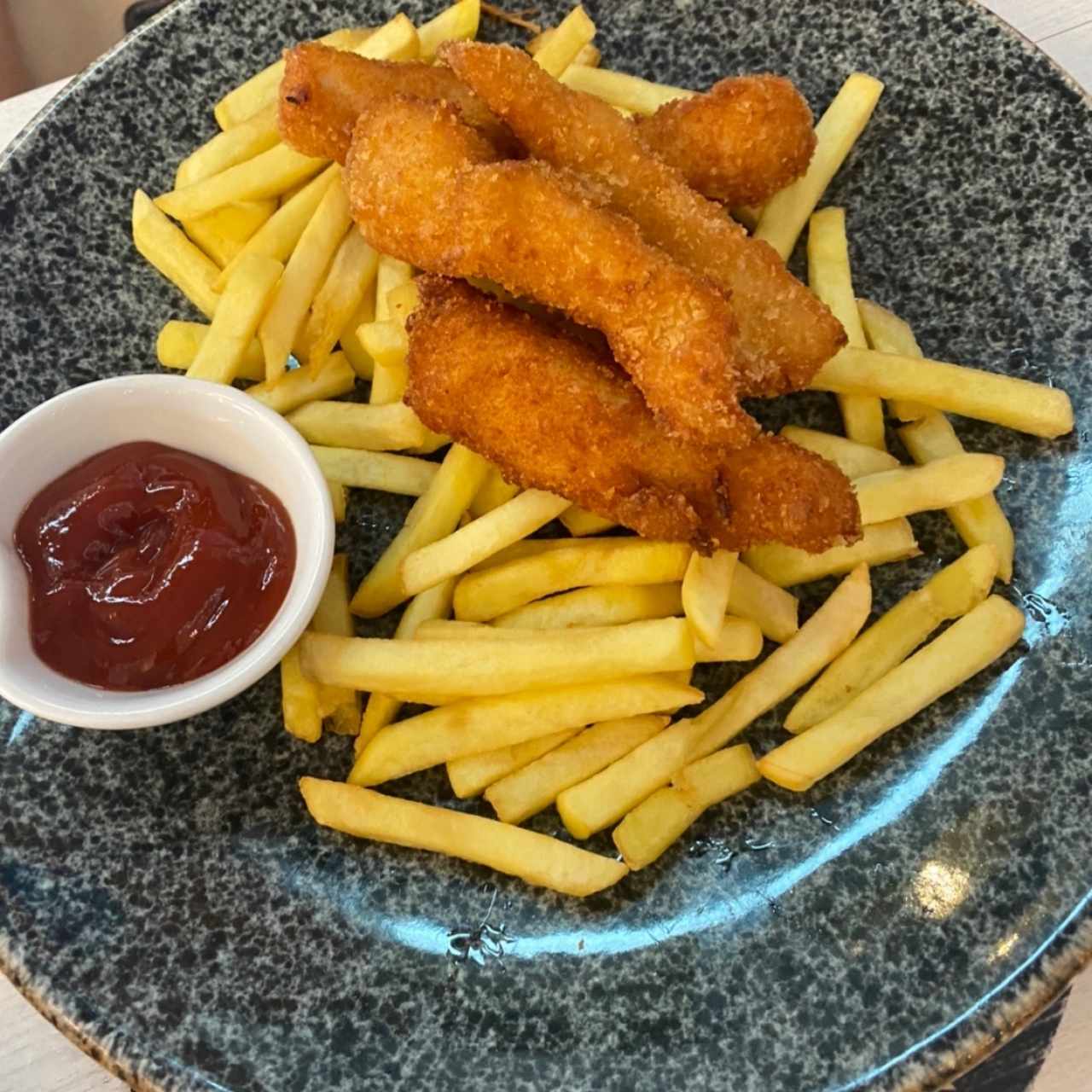 Menú de niños - Chicken fingers & papitas fritas.