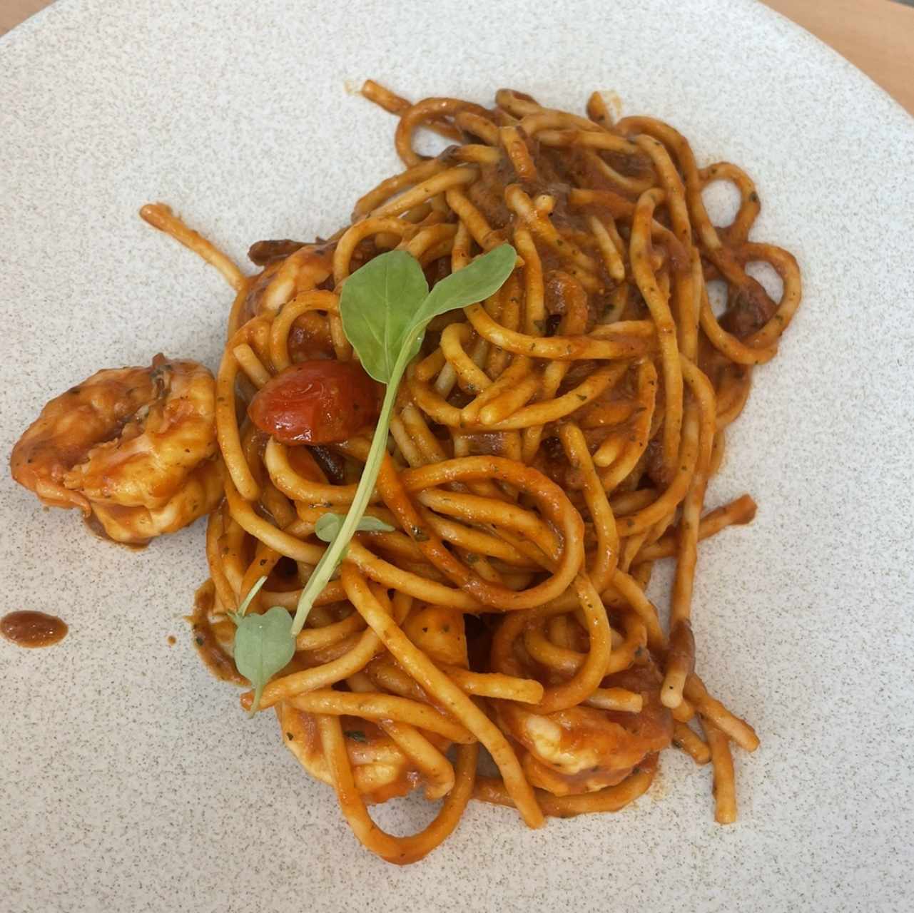 pasta de langostinos con tomate y curry