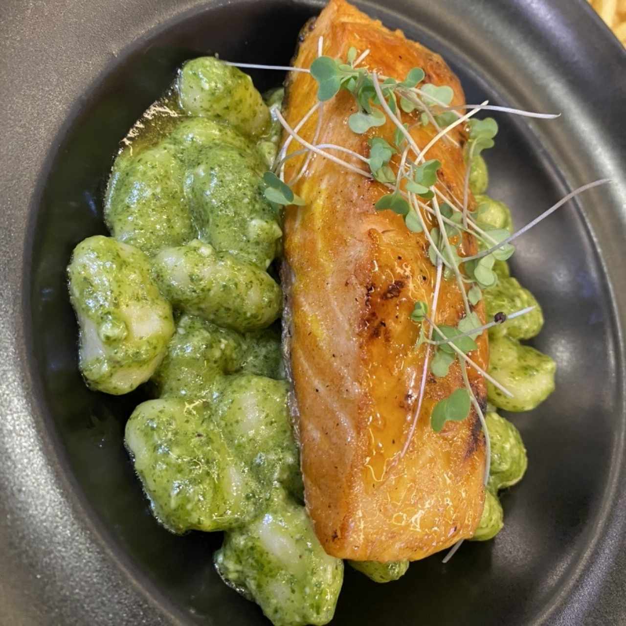 Salmón a la Maracuya con Gnocchis al pesto