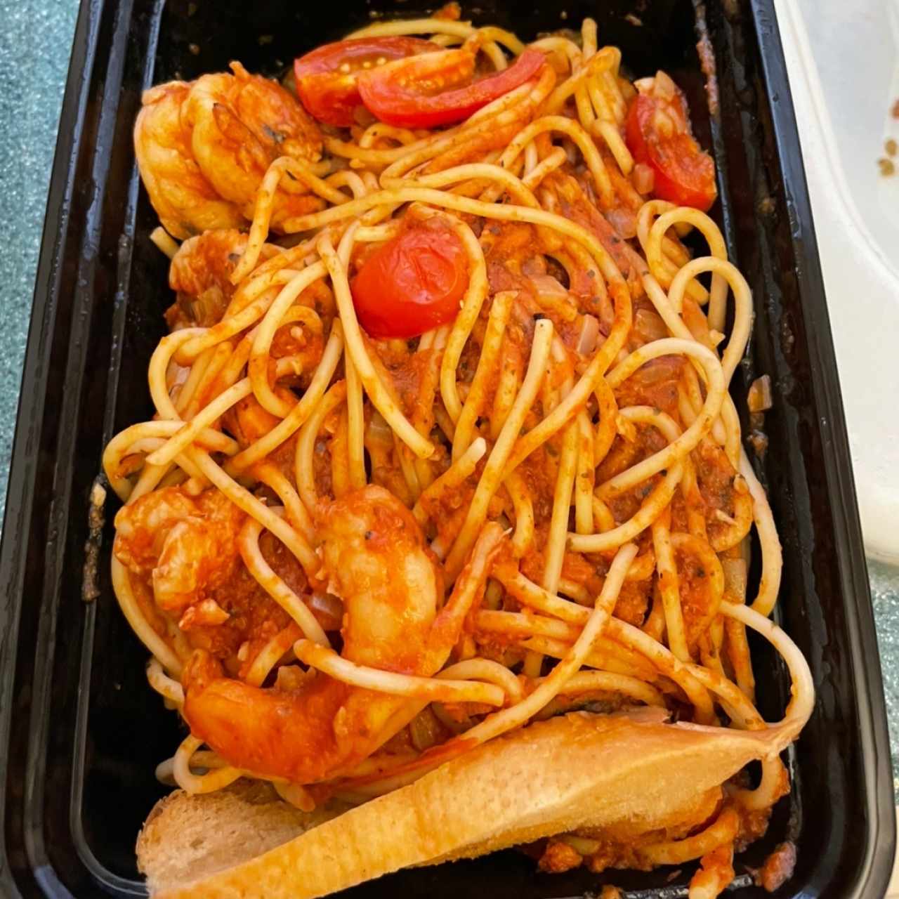 Pasta con Langostinos con Tomate y Curry