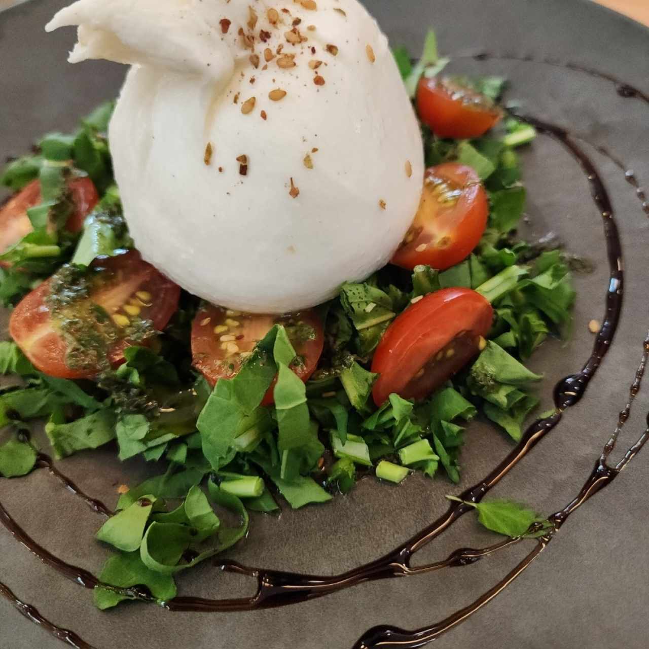 burrata con tomates