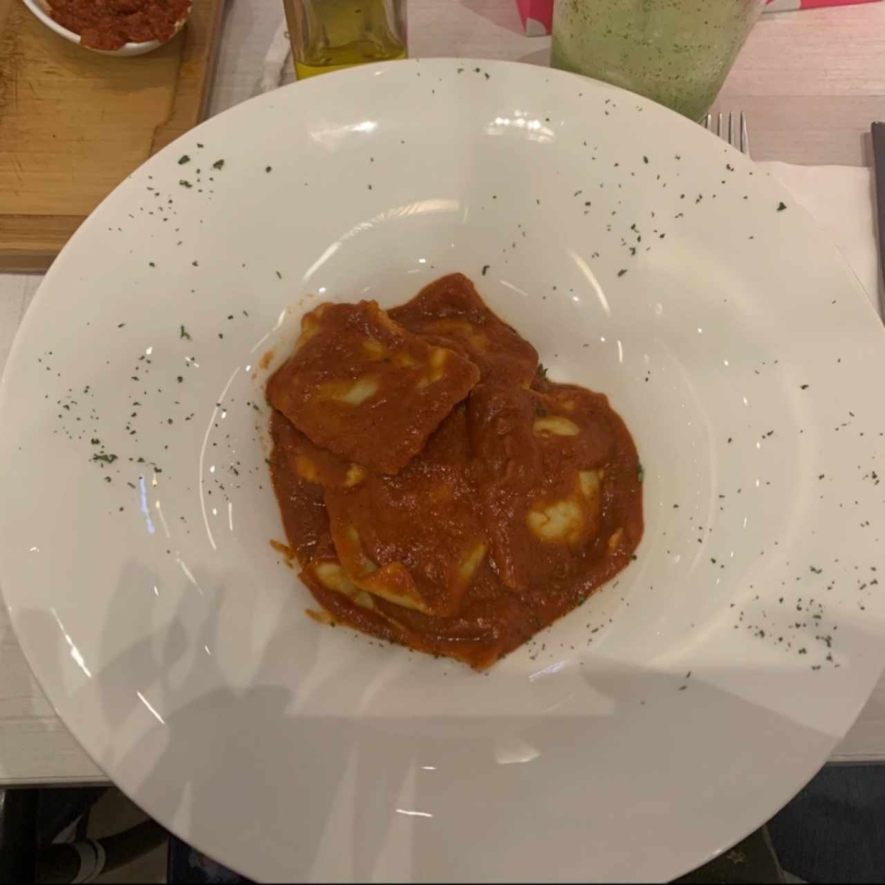 ravioli con espinacas en salsa pomodoro