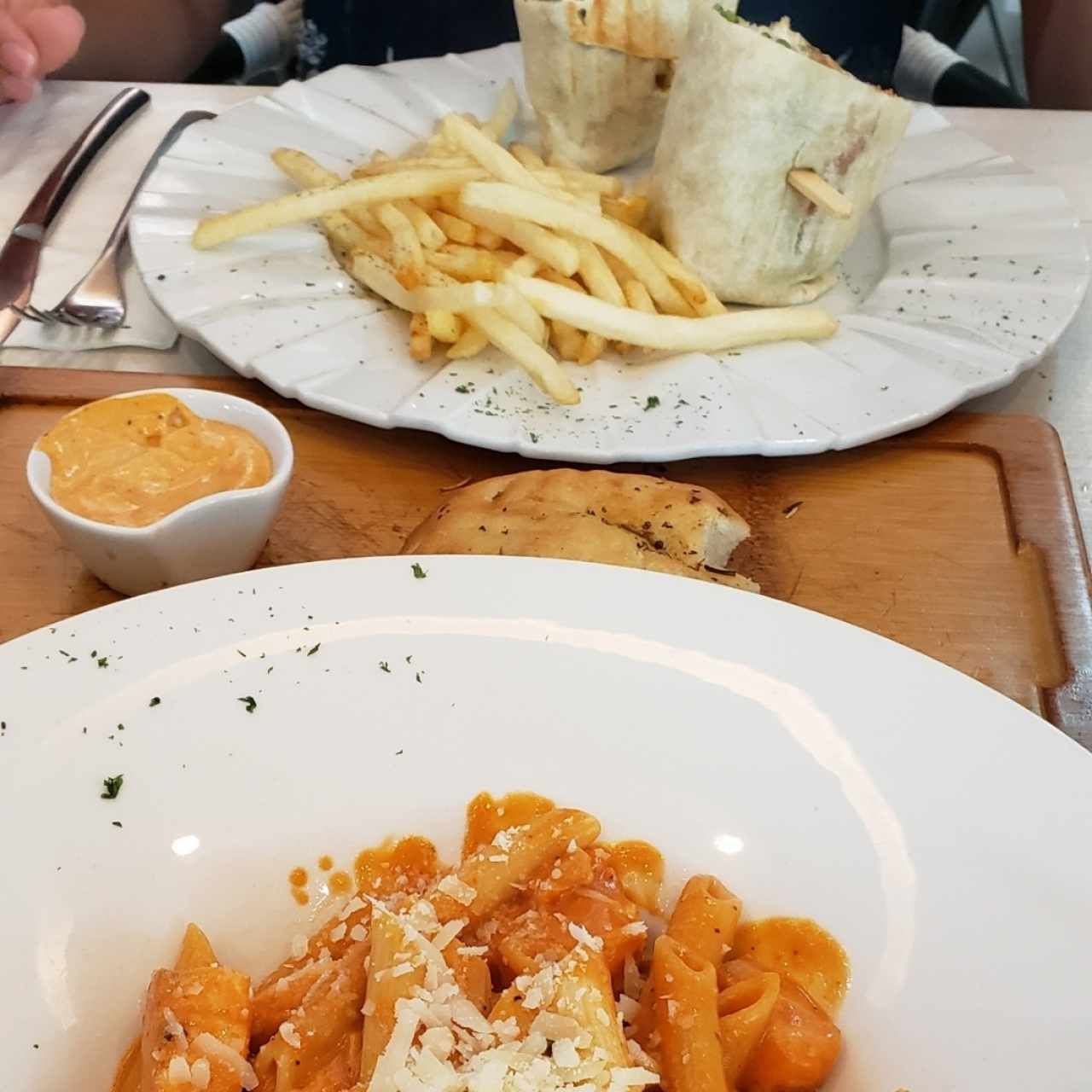 Pasta con Salmón y Wrap de Pollo César