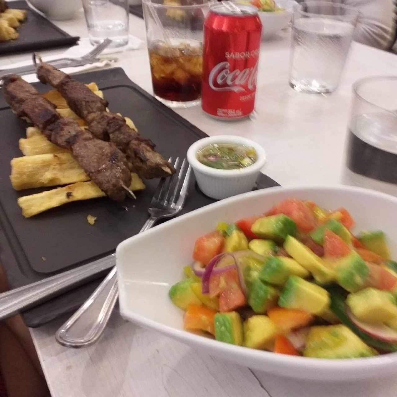 pincho de carne con ensalada