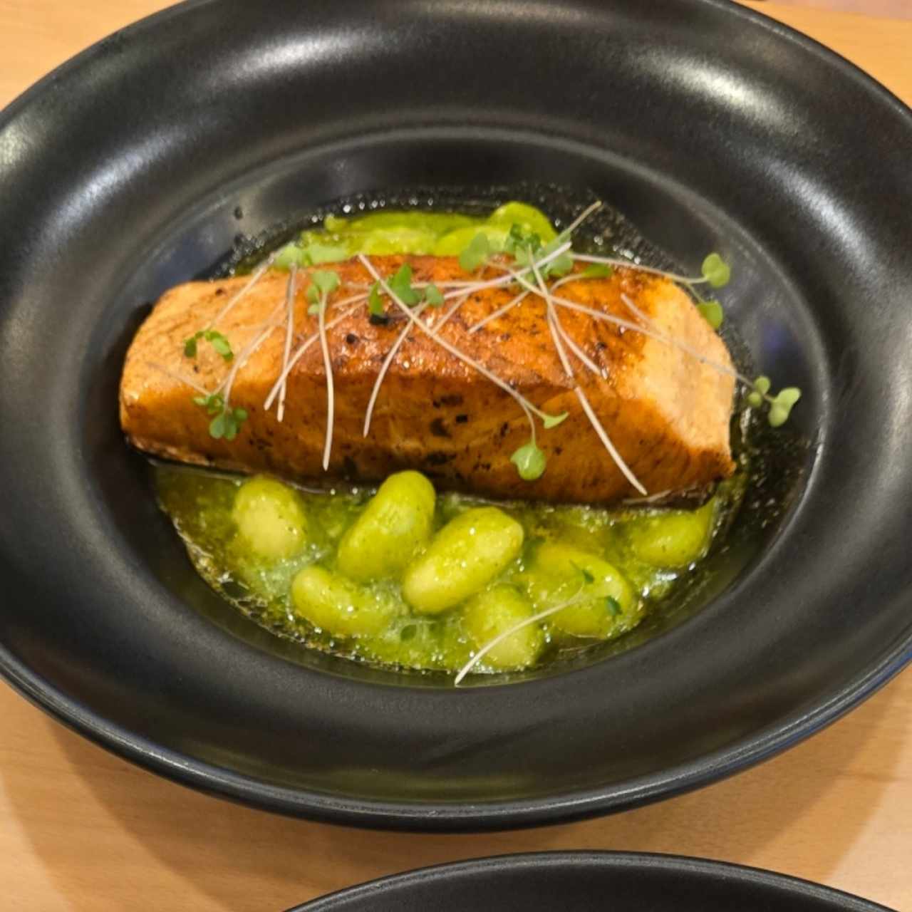 Salmón en Maracuyá y Gnocchi al Pesto