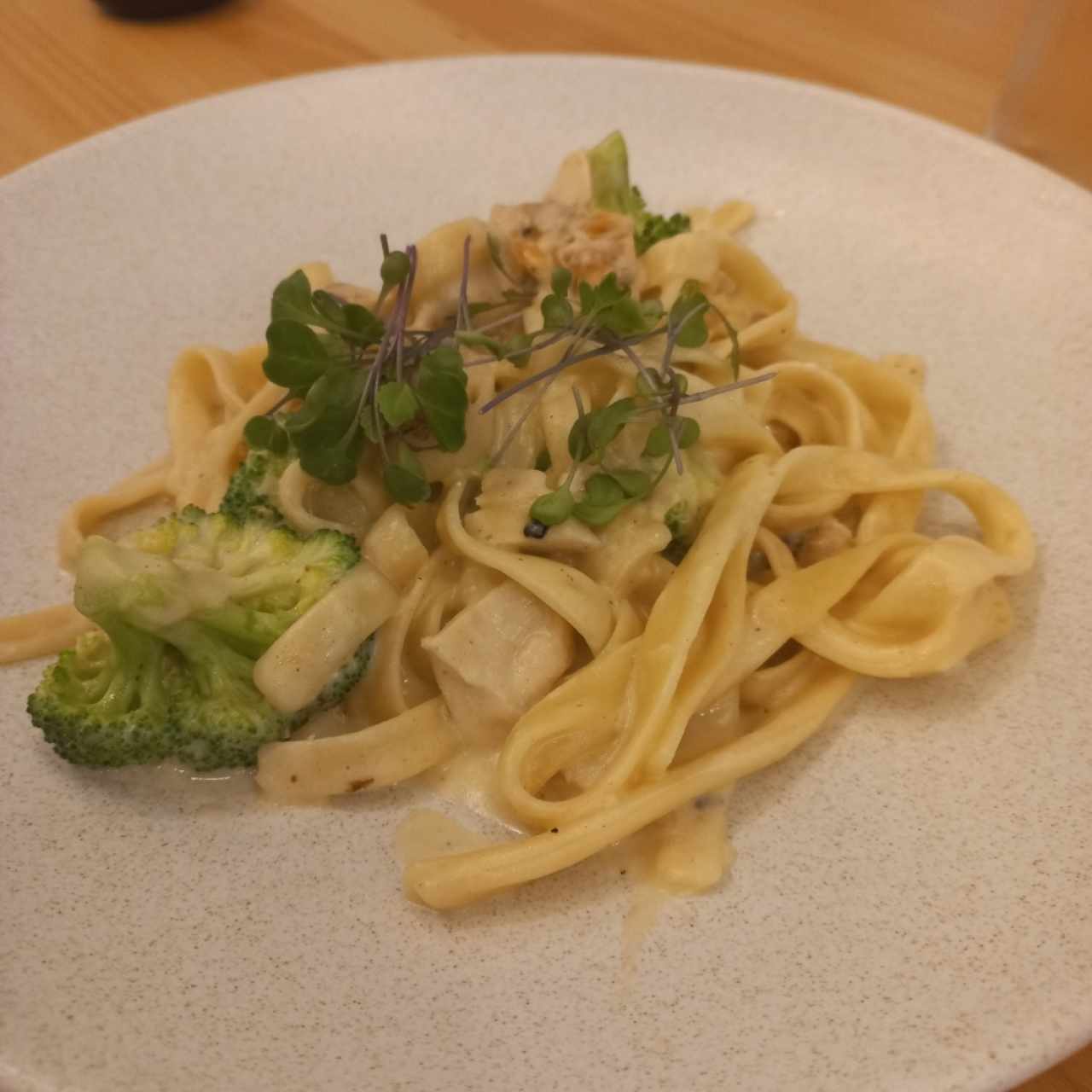 Pasta con pollo y brocoli