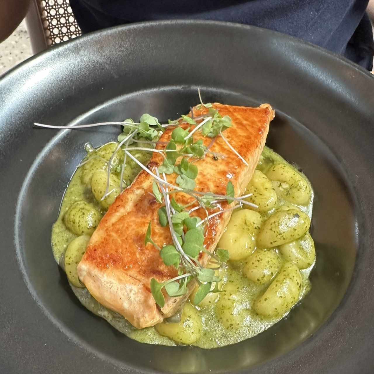 Salmón en Maracuyá y Gnocchi al Pesto