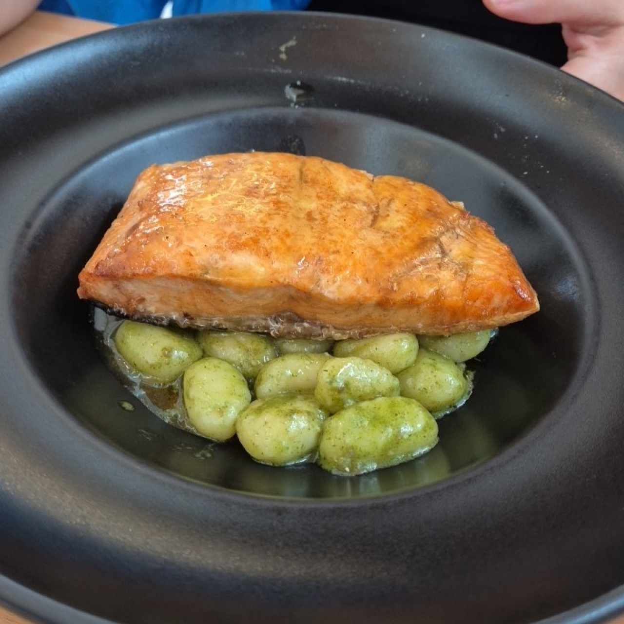 Salmón en Maracuyá y Gnocchi al Pesto