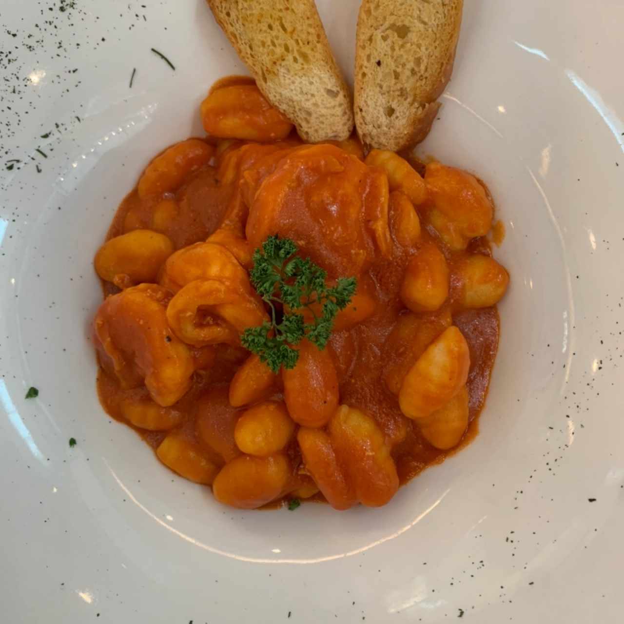 Gnocchi a la pomodoro con langostinos