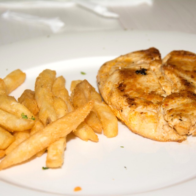 Pechuga de pollo con papas fritas