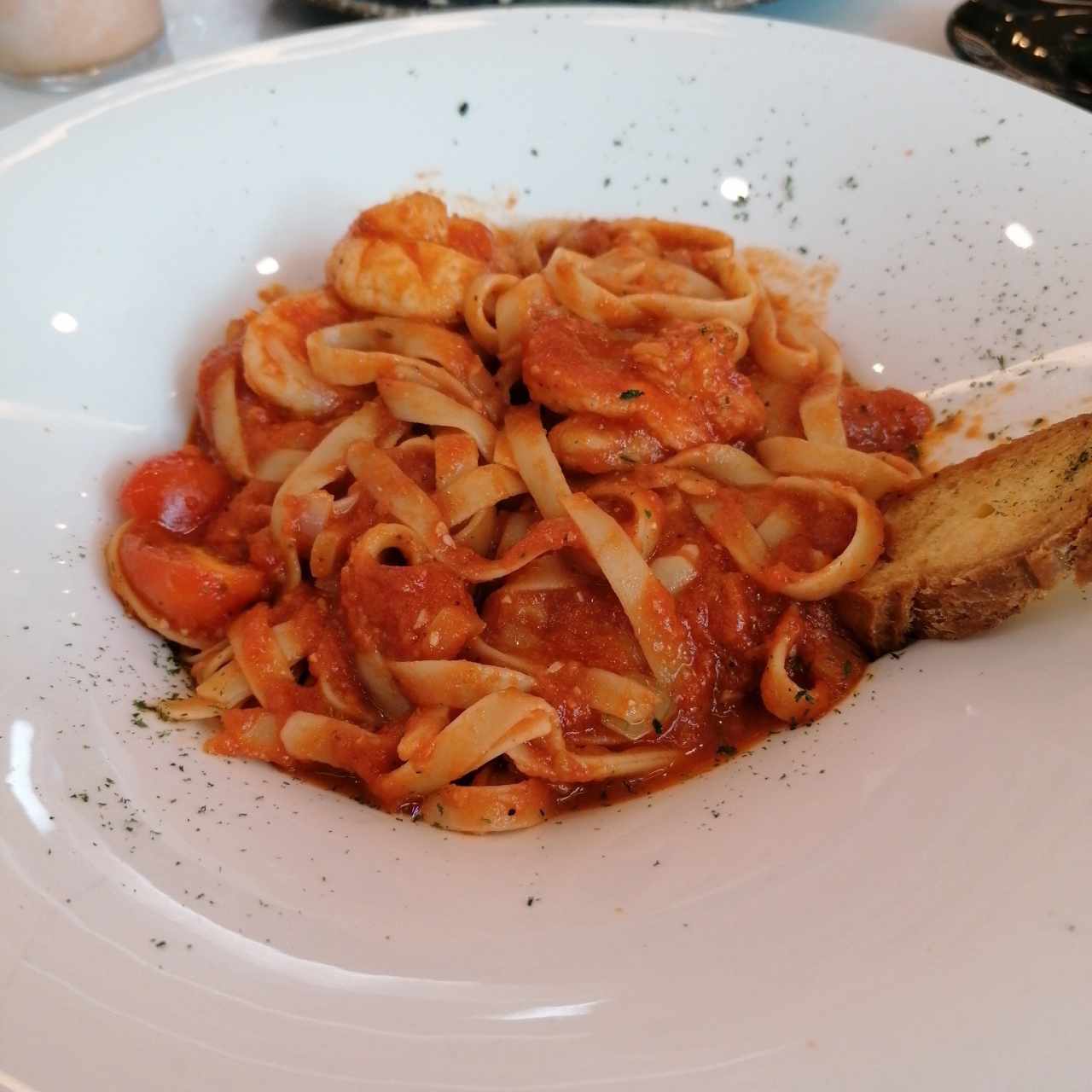 Pasta con Langostinos con Tomate y Curry