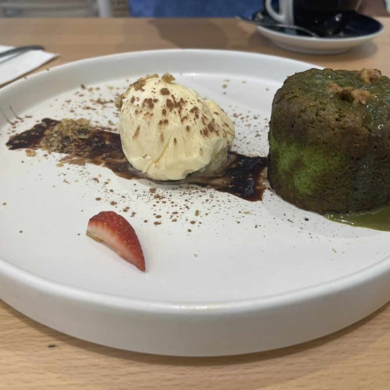 Soufflé de pistacho con helado de vainilla 