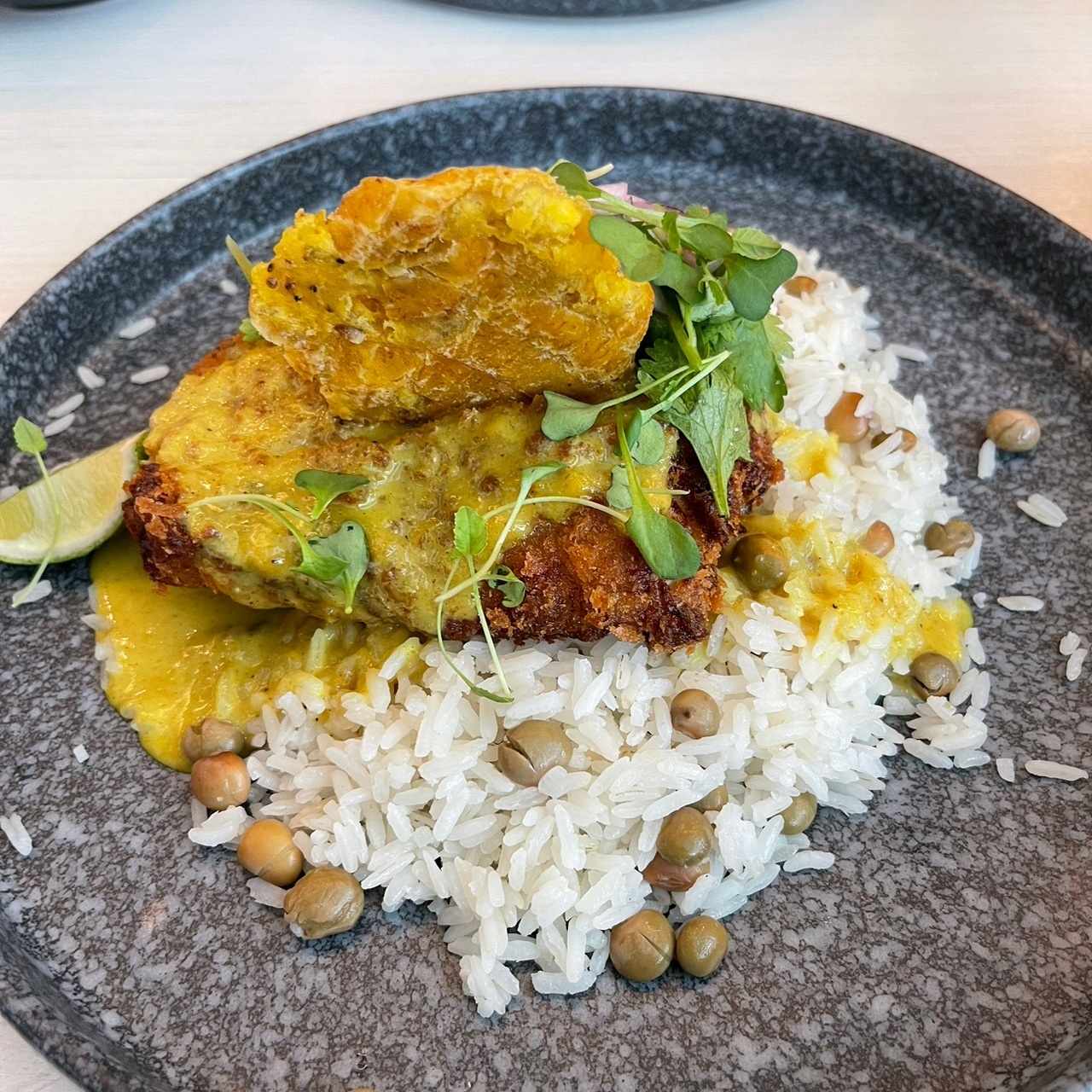 Corvina en salsa de coco y curry con arroz con guandu