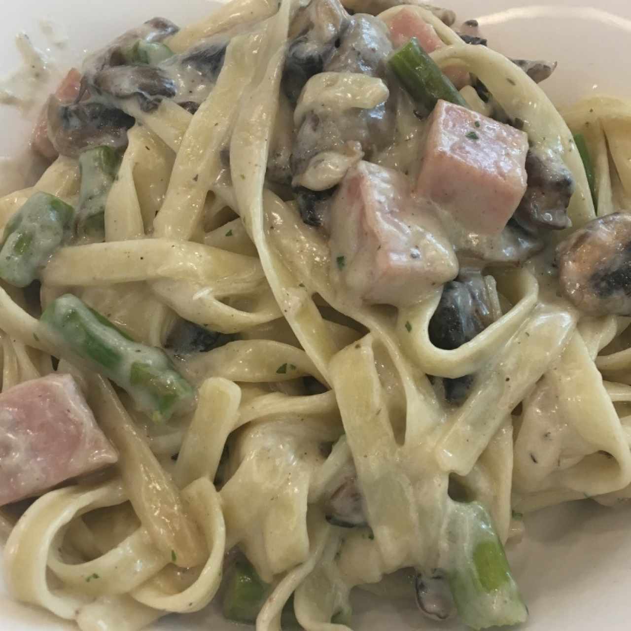 pasta de jamon de pavo con hongos y espárragos en salsa blanca