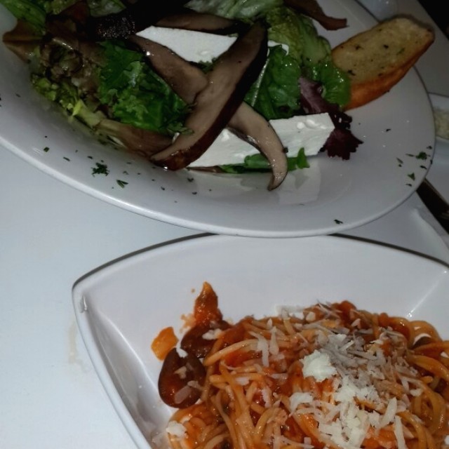 Pasta primavera y ensalada con hongos portobelo