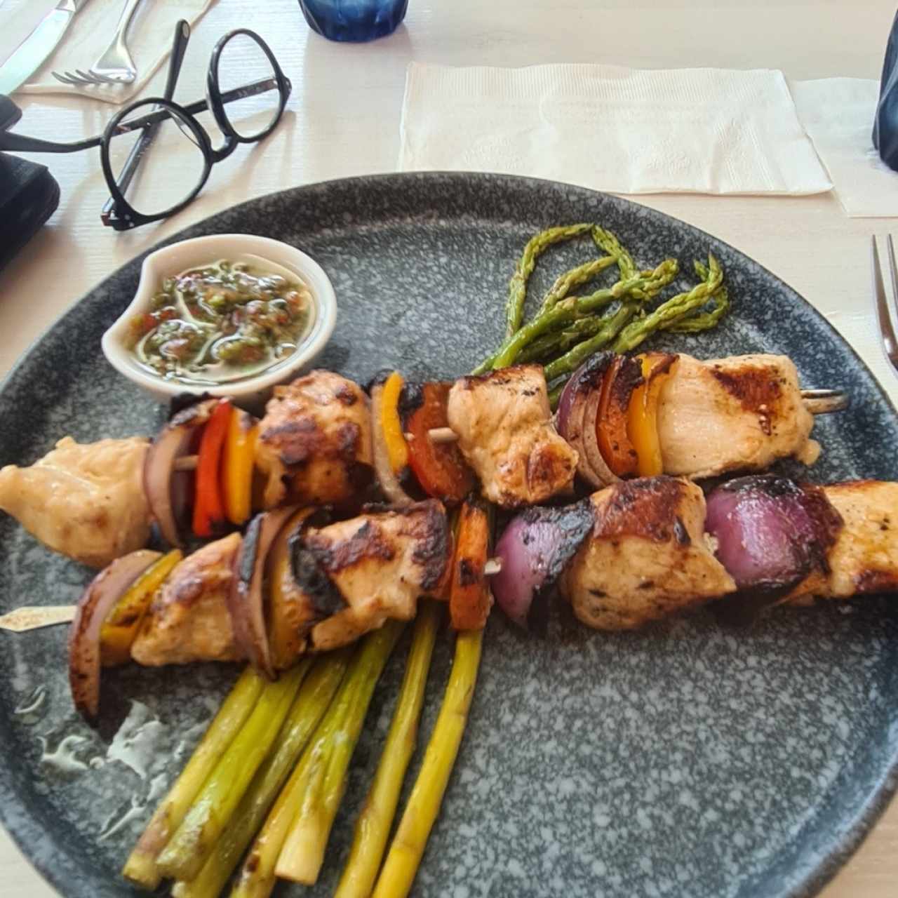 BROCHETAS DE POLLO CON ESPÁRRAGOS