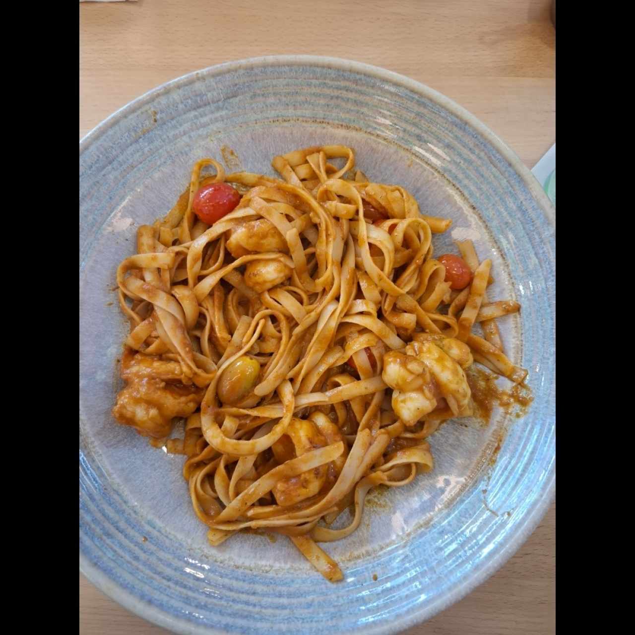 fettucini con langostinos y curry