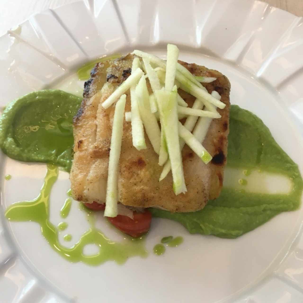 Corvina a la plancha con pure de brocoli y manzana