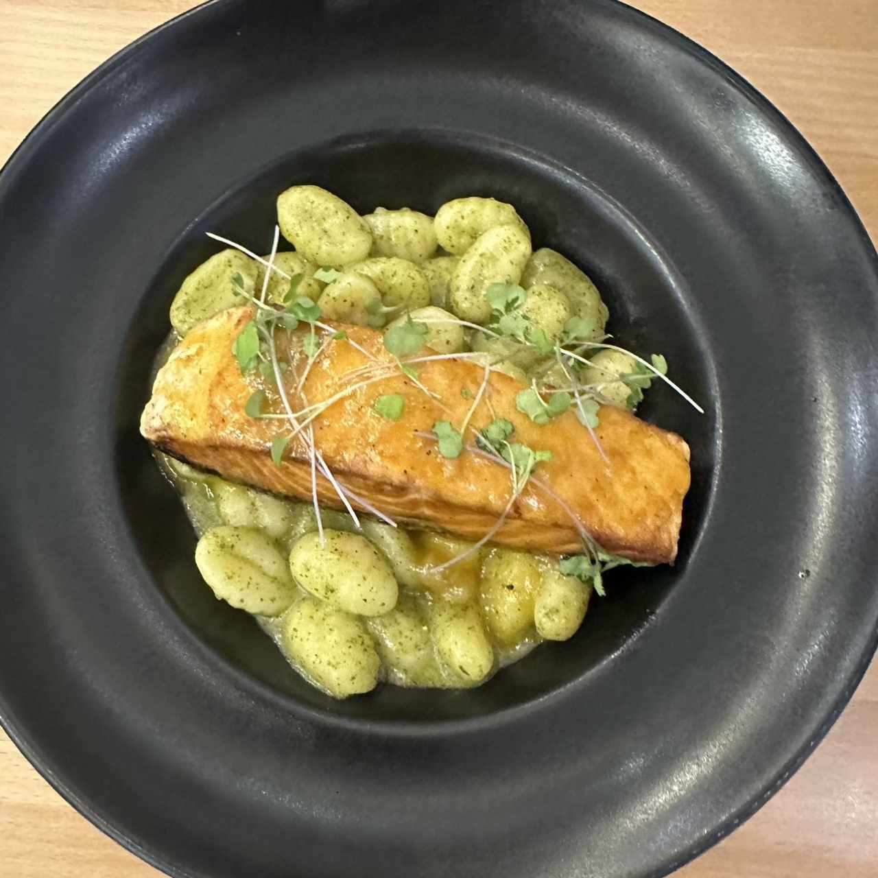 Salmón en Maracuyá y Gnocchi al Pesto