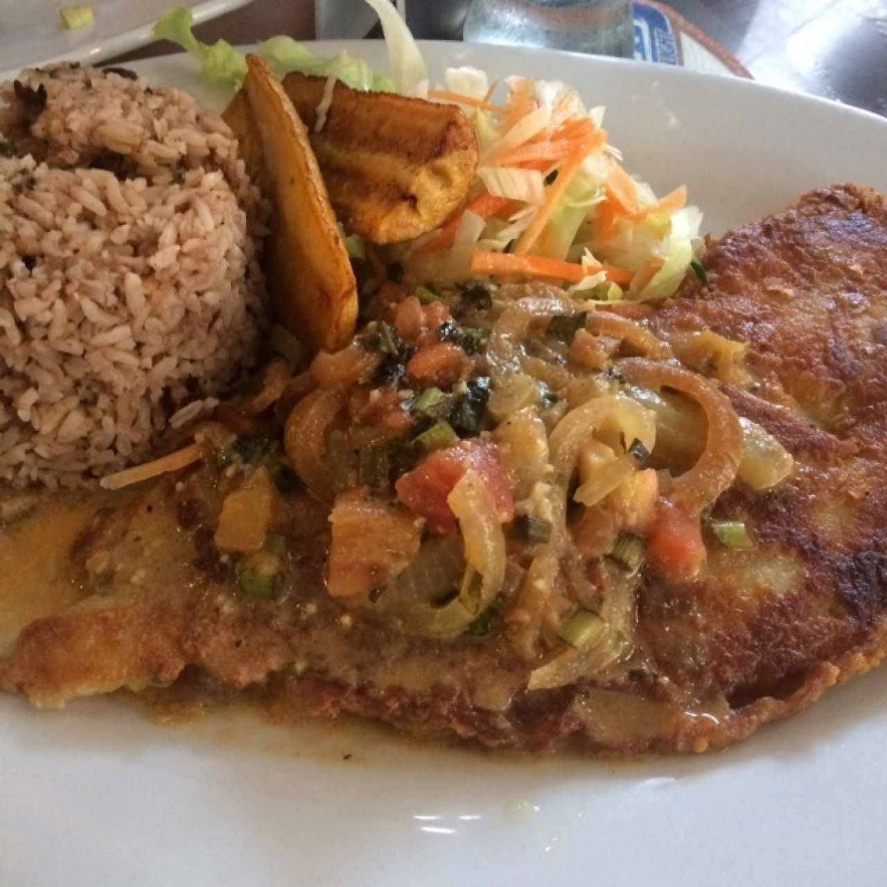 corvina con arroz con coco y porotos