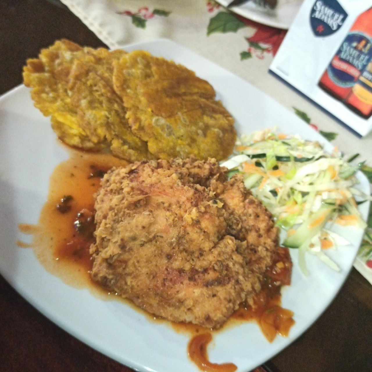 pollo a la milanesa sobre salda criolla