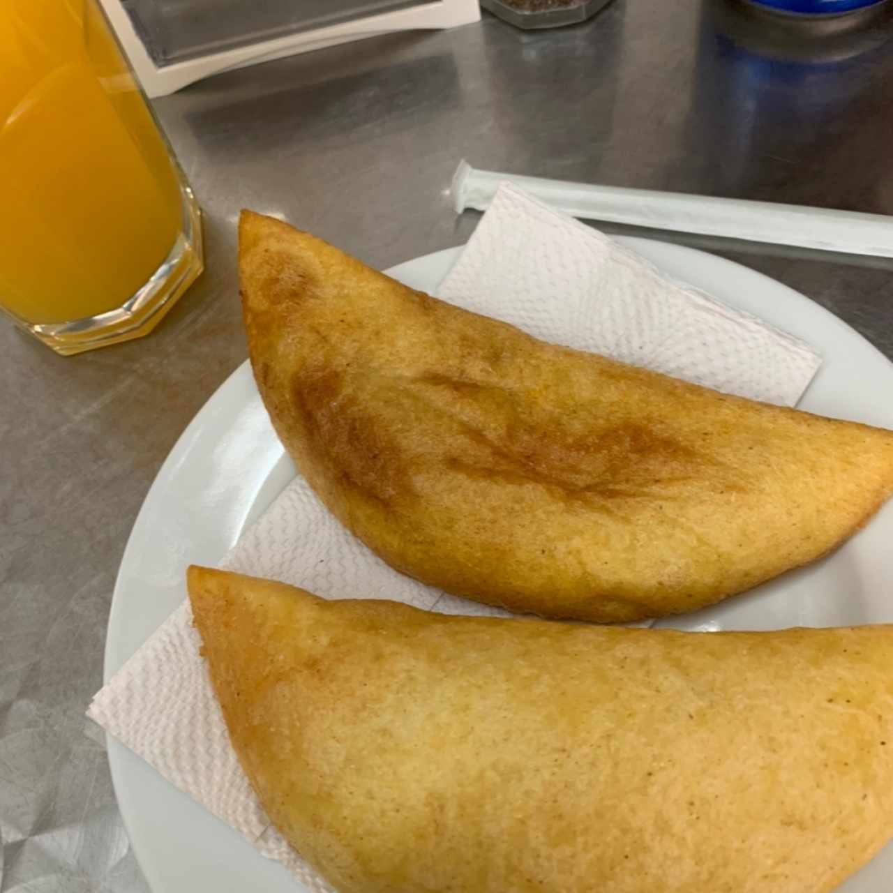 empanada de pollo y jugo de naranja natural 