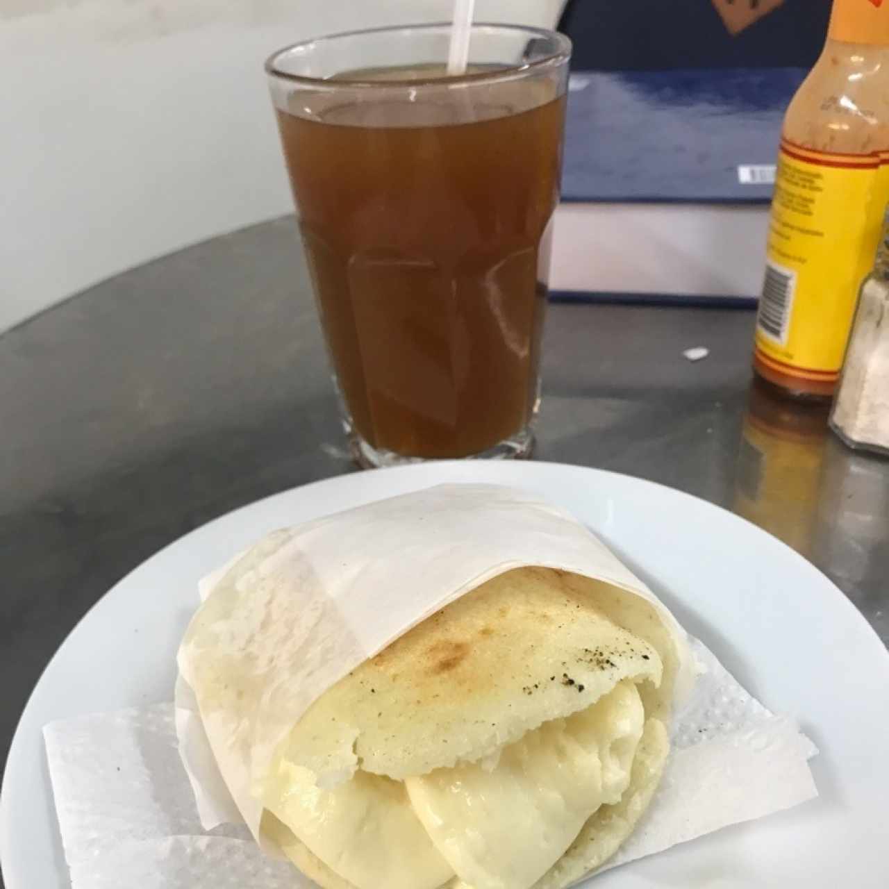 Arepa de Queso Guayanés y Papelon con Limón