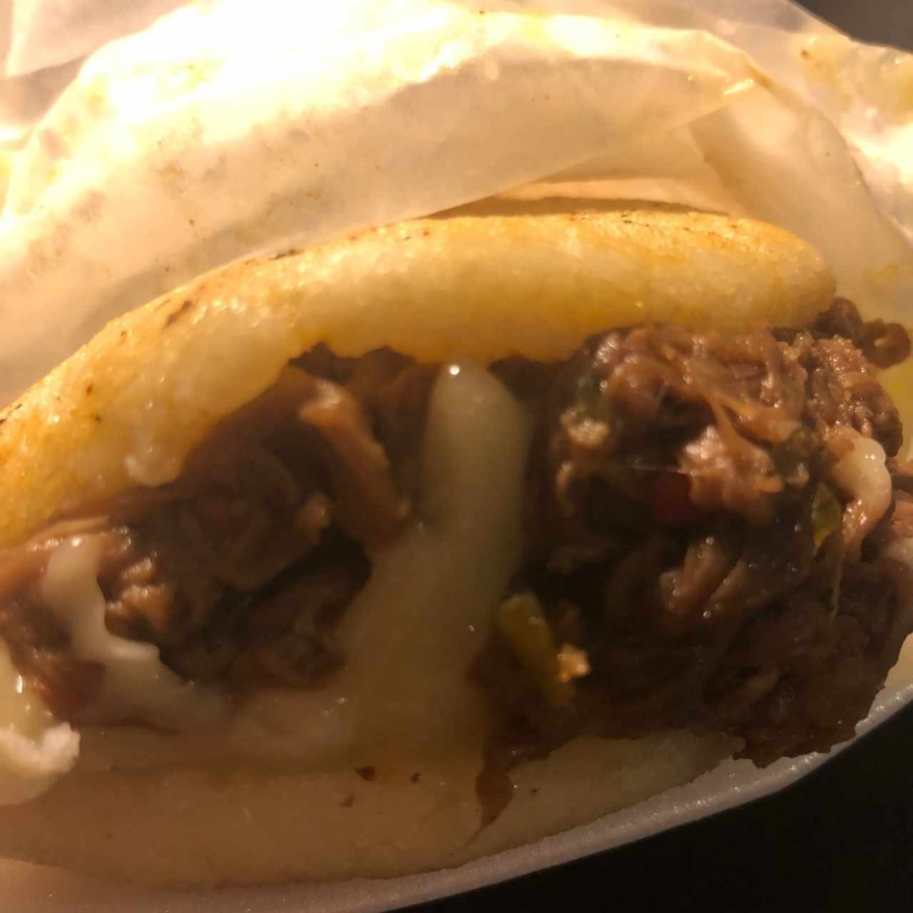 arepa de carne con queso amarillo 