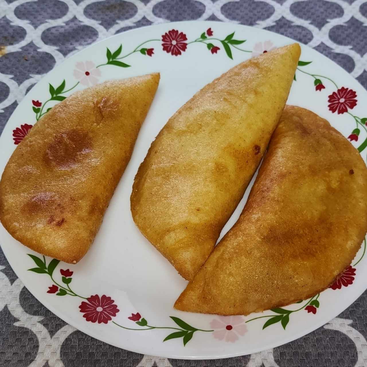 Empanada de pollo, carne y Queso