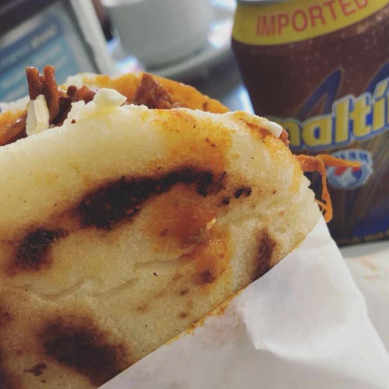 Arepa con carne mechsda y queso