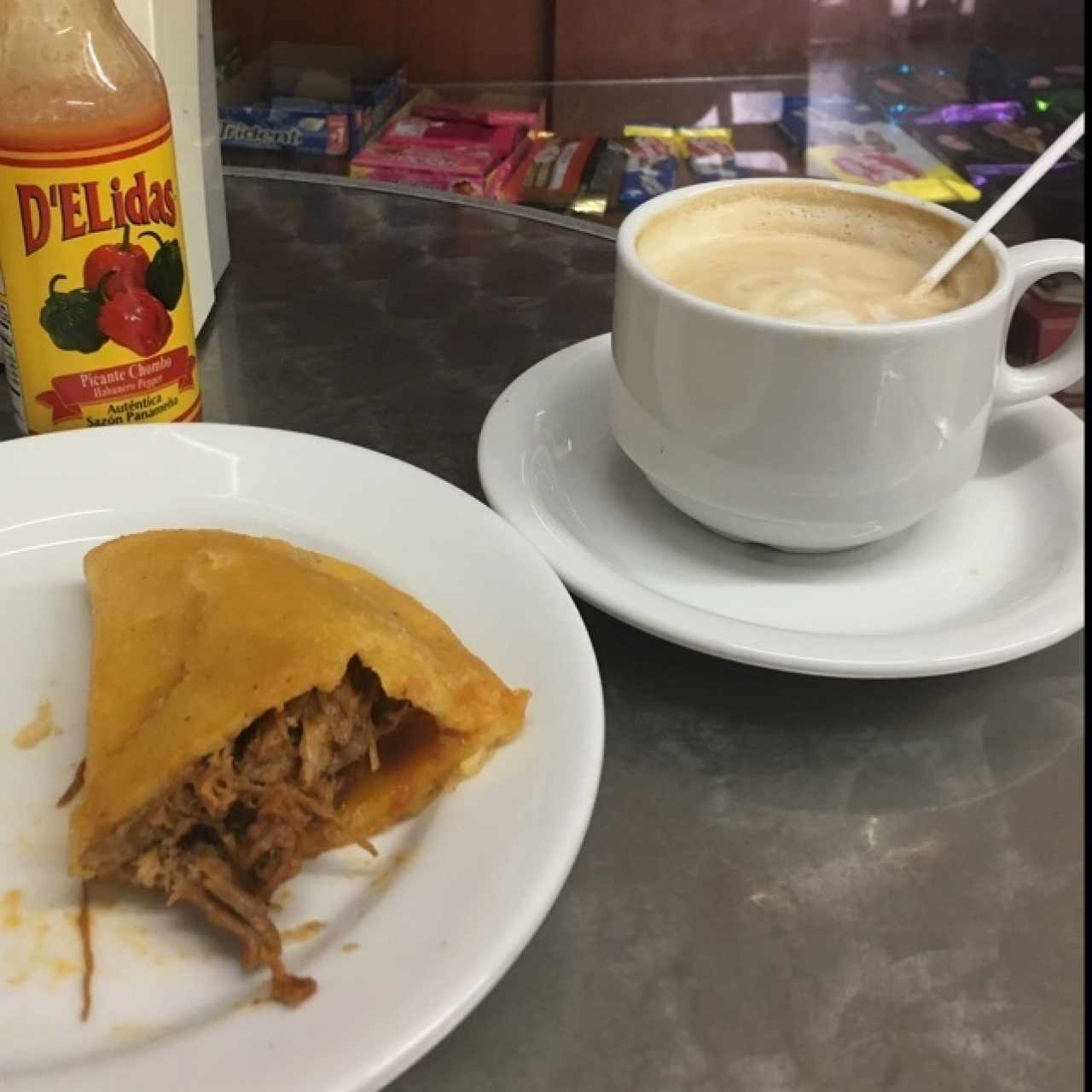 Empanada de carne mechada y un marrón