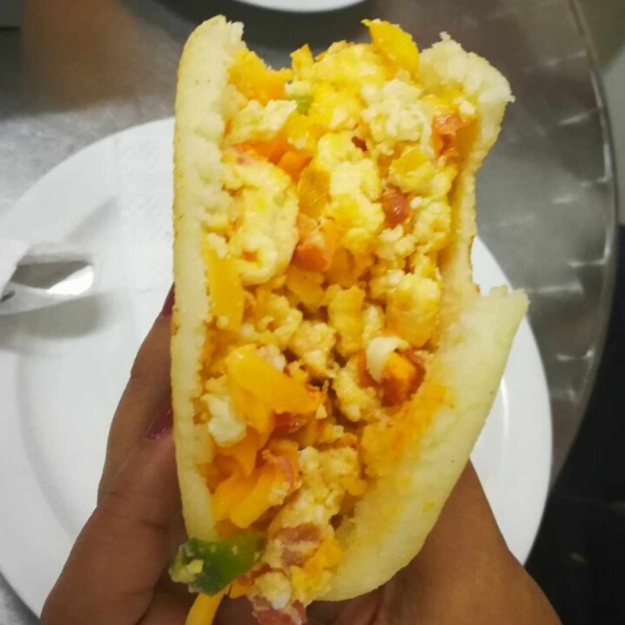 Arepa de perico con queso amarillo