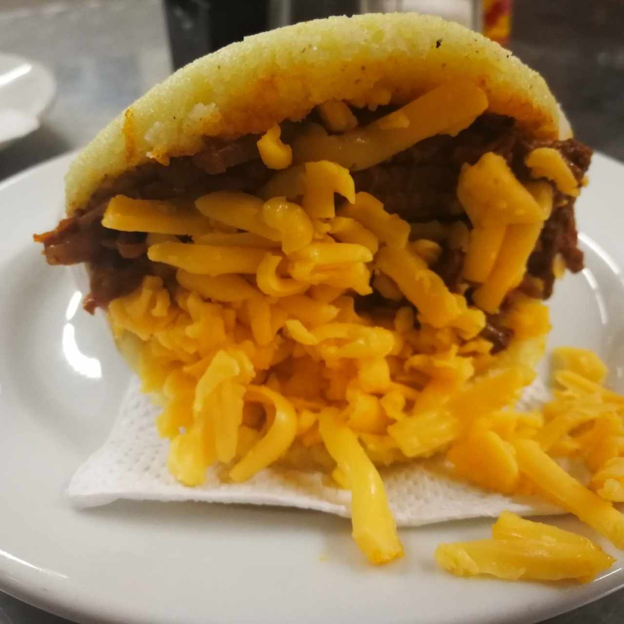 Arepa pelua (ropa vieja más queso amarillo)