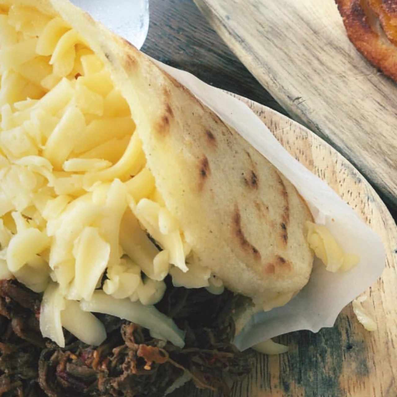 arepa con carne mechada y queso amarillo 