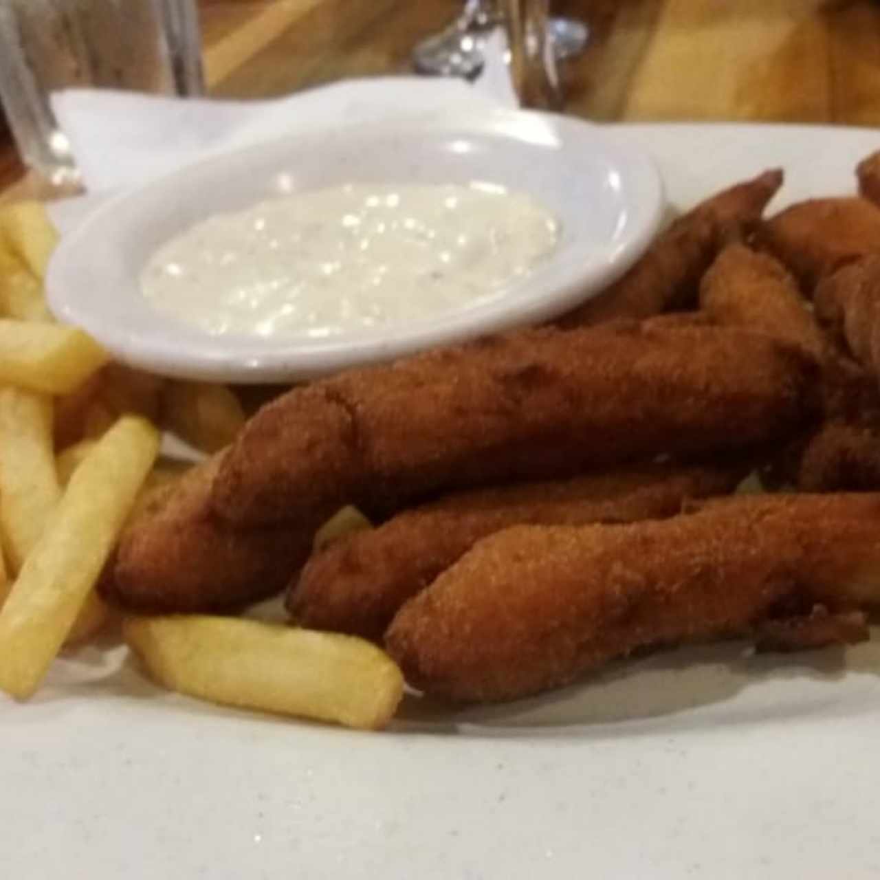 Deditos de pescado con papitas fritas