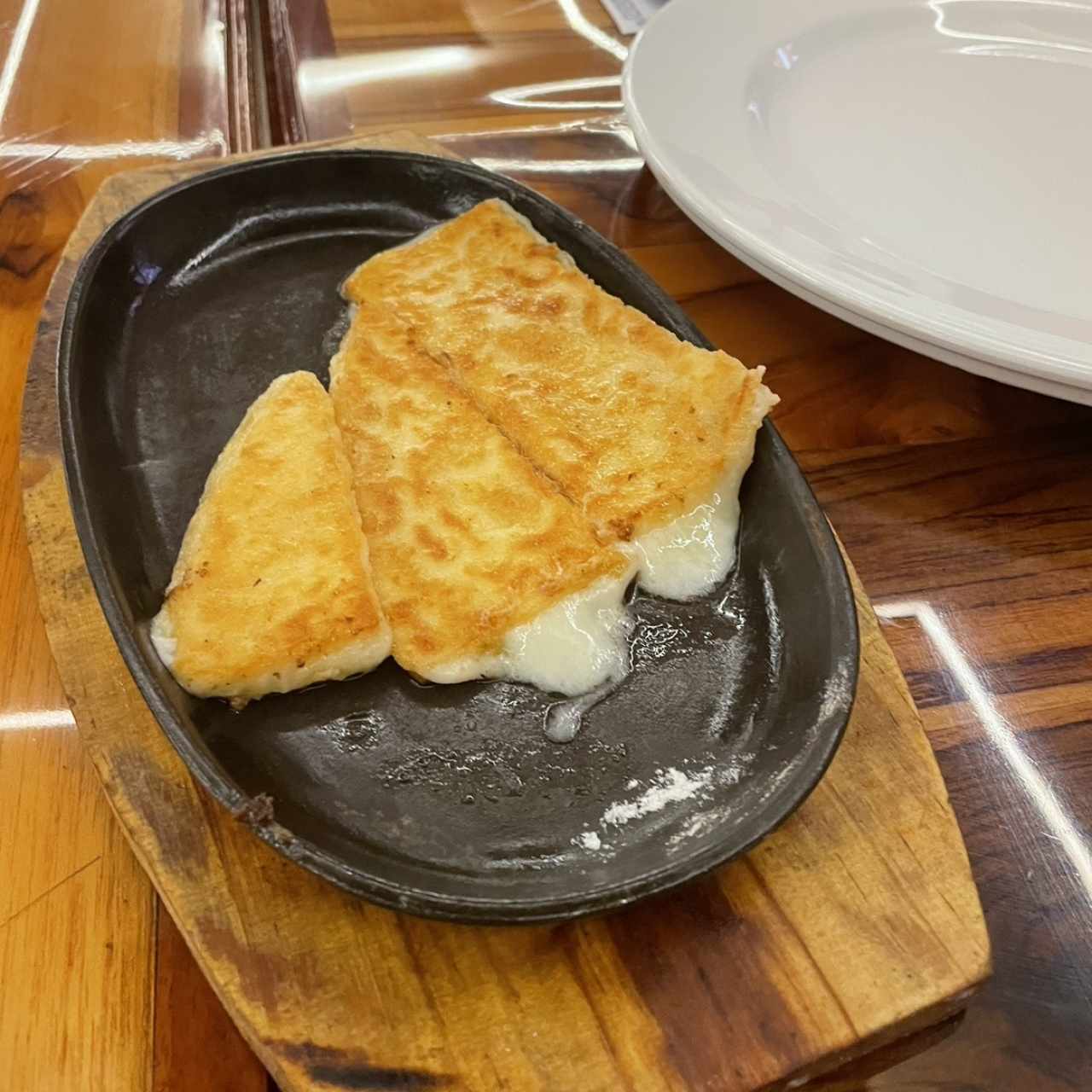 Saganaki crudo