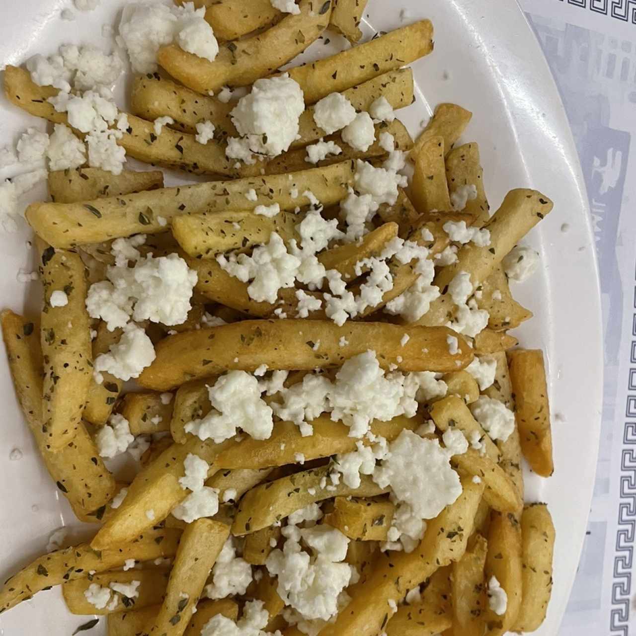 Papas Fritas con Queso Feta y Orégano