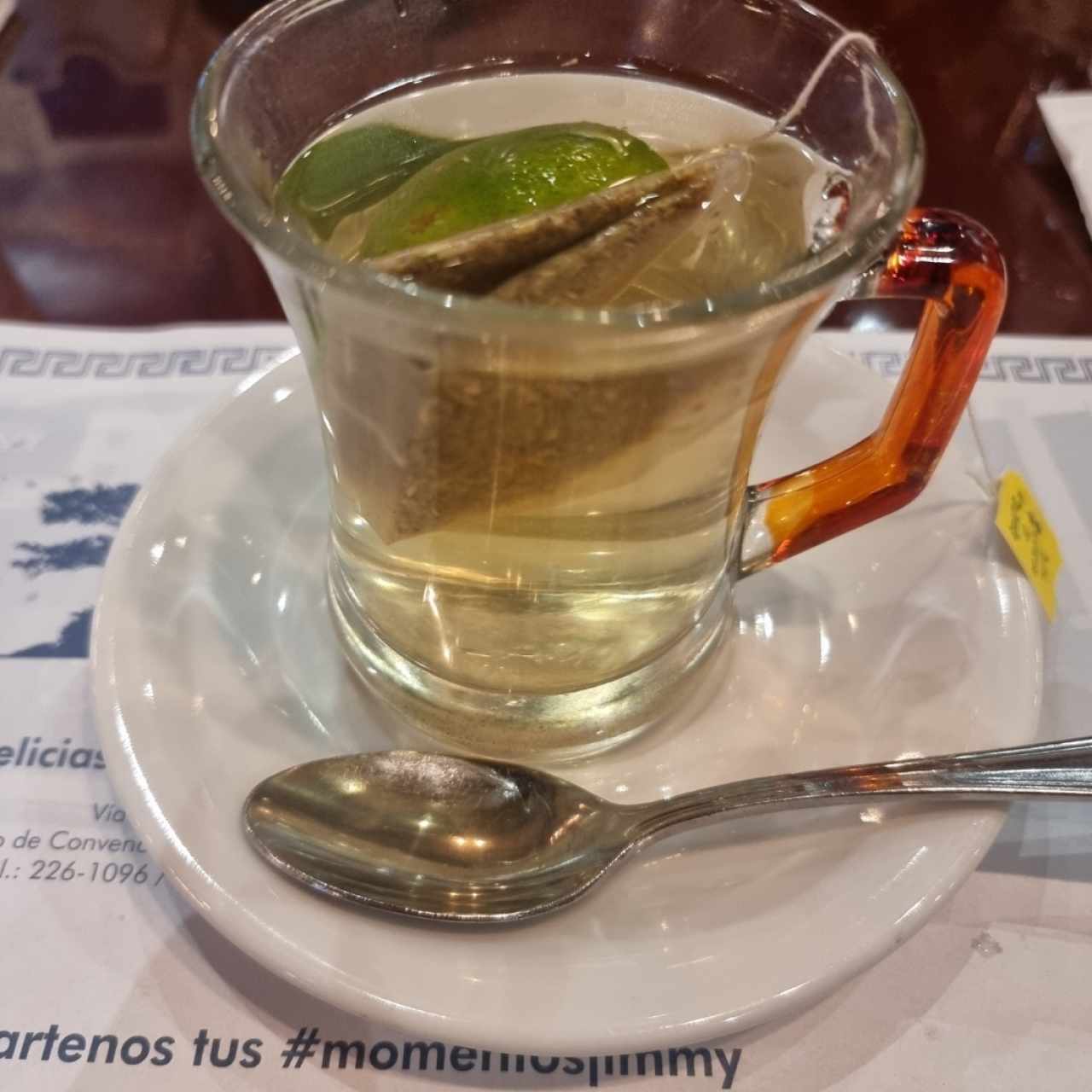 té de manzanilla y limón 