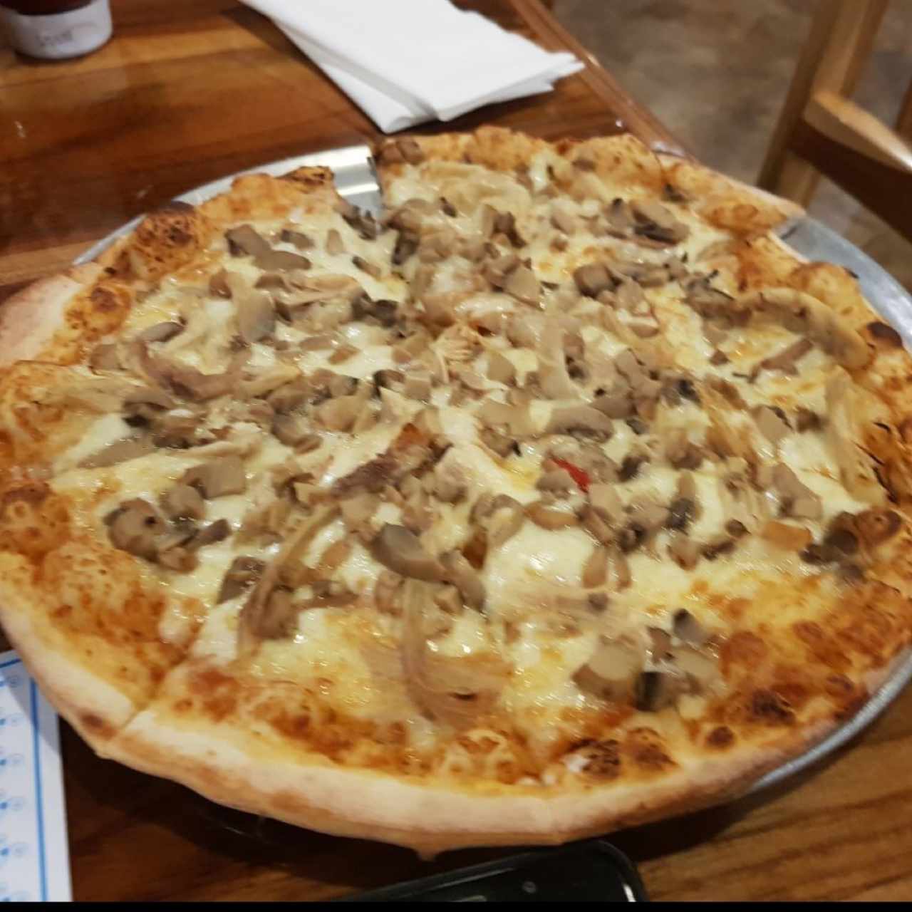 pizza de pollo y hongos