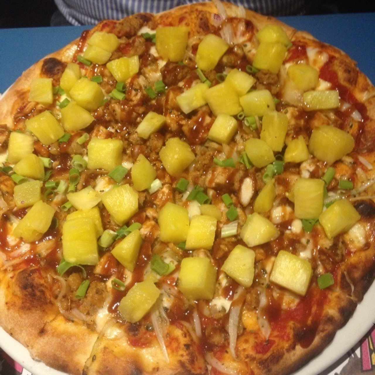 pizza BBQ con extra de piña 