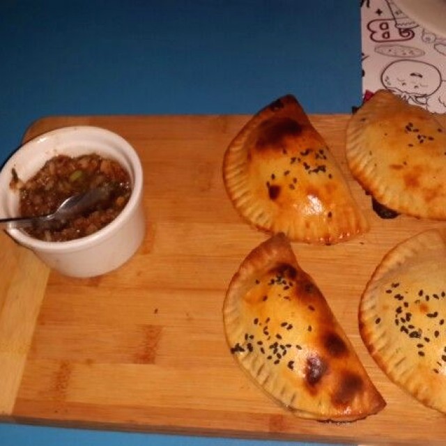 Empanadas Romana. Bien pero le falta algo mas de contenido adentro.