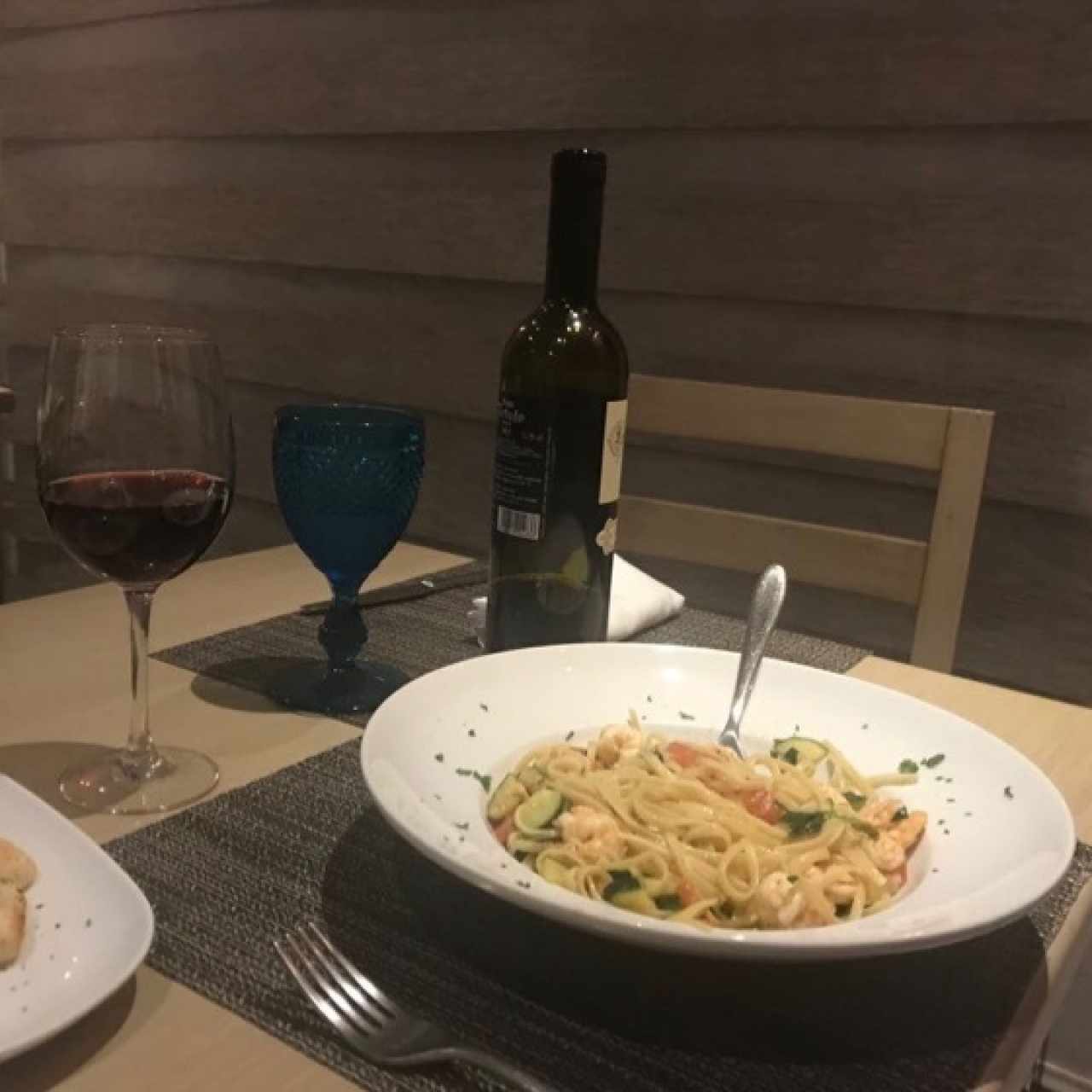 linguini con zuchini y camarones al olio