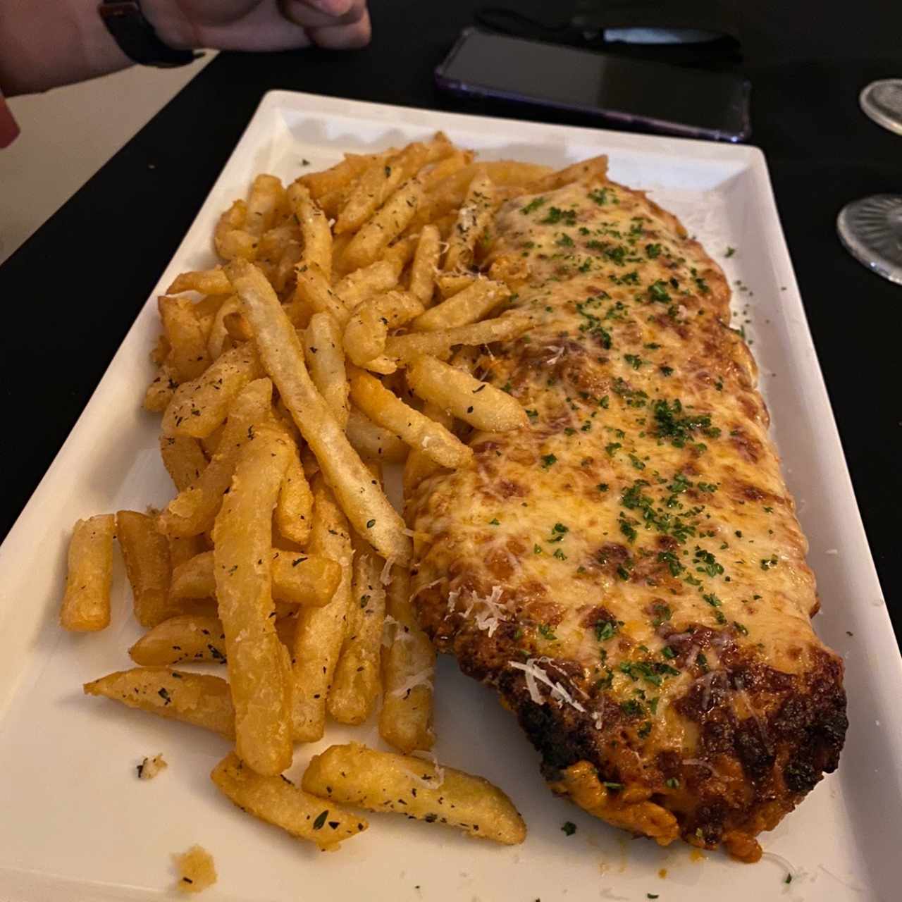 Entraña a la parmesana con papas fritas trufadas