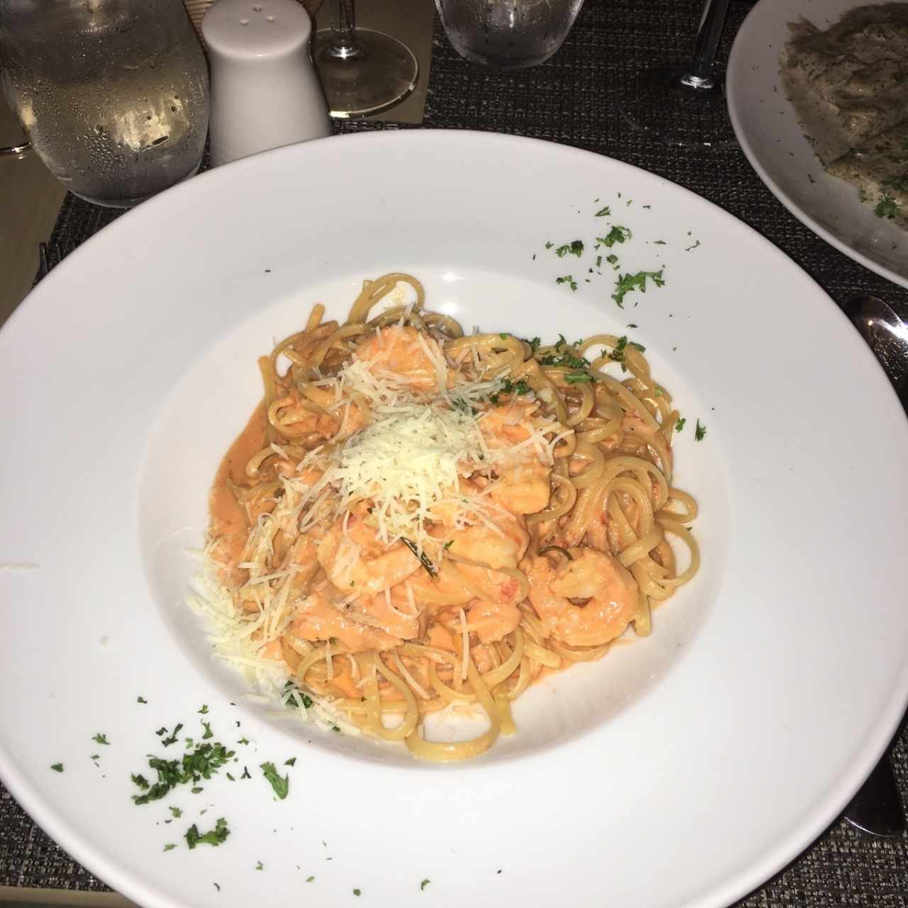 Linguine de salmon y camarones